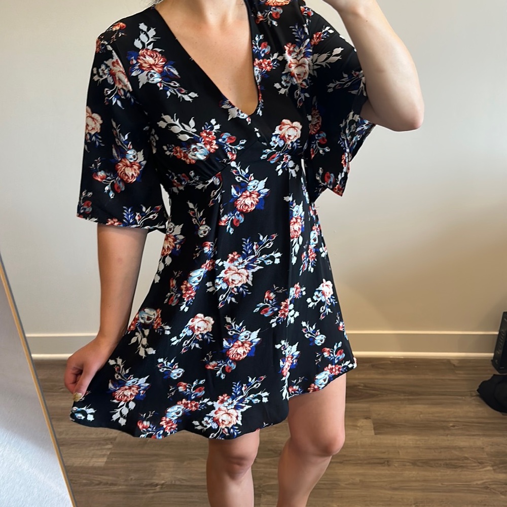 ROMEO + JULIET Couture Dress Size S Flutter Sleeve Floral